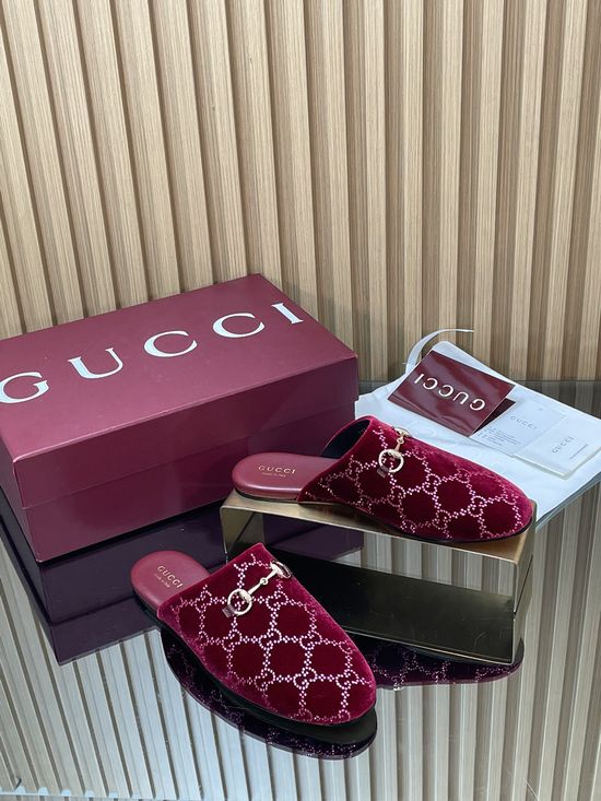 Gucci Elegant Crystal-Embellished Loafer with Heritage Charm