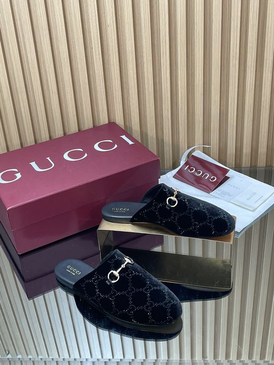 Gucci Elegant Crystal-Embellished Loafer with Heritage Charm