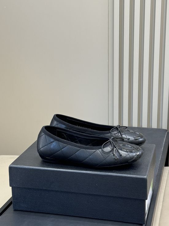 Chanel Elegant Leather Flat Shoes With Soft Sheepskin Lining