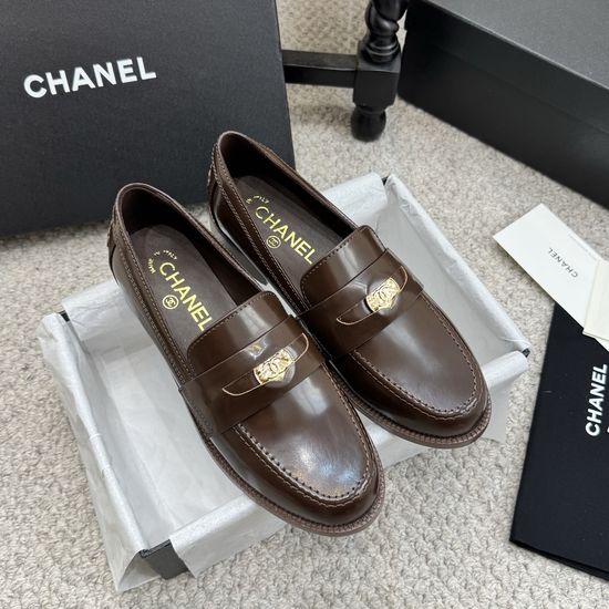 Chanel Elegant Heart-Buckle Leather Loafers for All Occasions