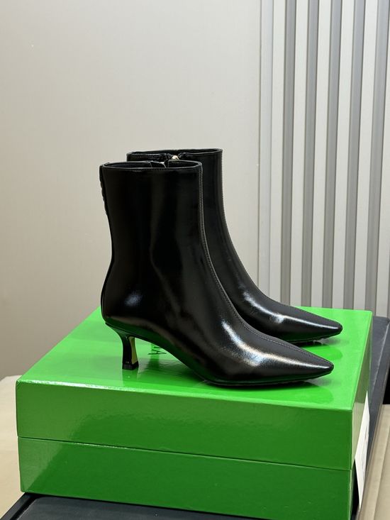 Bottega Veneta Pointed Toe Kitten Heel Ankle Boots Zipper Slimming Comfortable