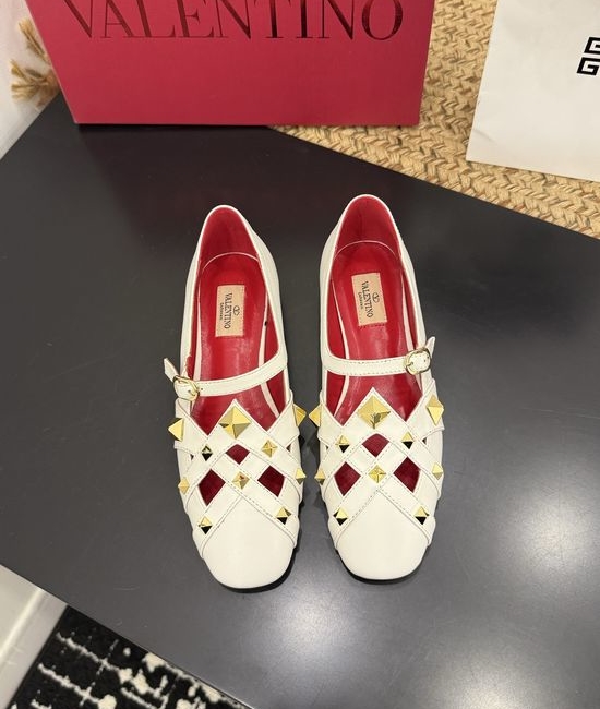 Valentino Round Toe Rivet Flat Shoes Leather Upper Real Leather Sole