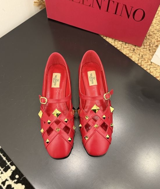 Valentino Round Toe Rivet Flat Shoes Leather Upper Real Leather Sole
