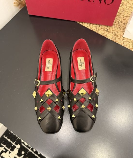 Valentino Round Toe Rivet Flat Shoes Leather Upper Real Leather Sole