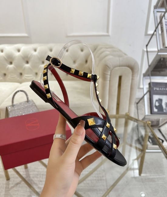 Valentino Classic Hollow Rivet Design Cowhide Upper Elegant Shoes