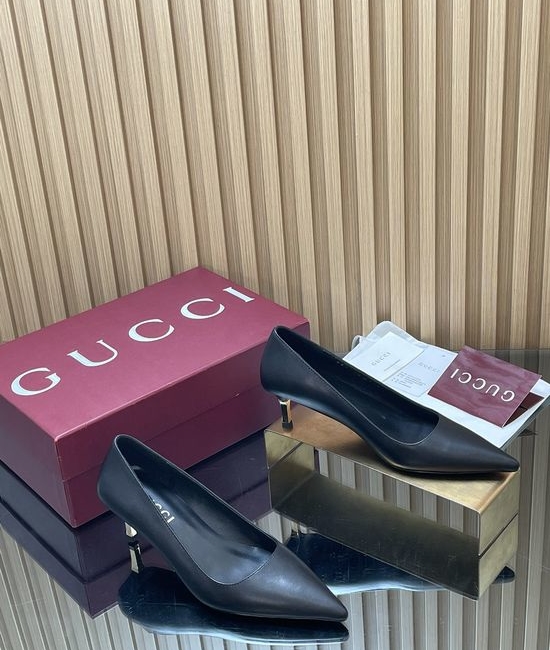 Gucci Elegant Metallic Heel Pointed Toe Leather Pumps