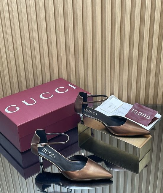 Gucci Elegant Metallic Heel Pointed Toe Hollow Pumps