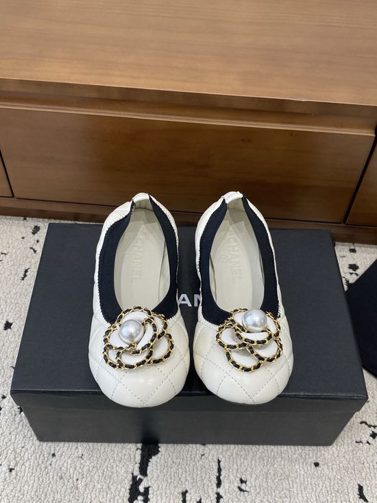 Chanel Chain Decor Leather Thong Sandals with Logo Accent