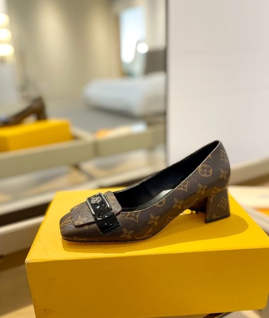 Louis Vuitton LV Classic Patent Leather Low Heel Dress Shoes