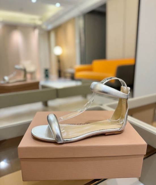 Gianvito Rossi Elegant Low Heel Sandal with Premium Leather Lining