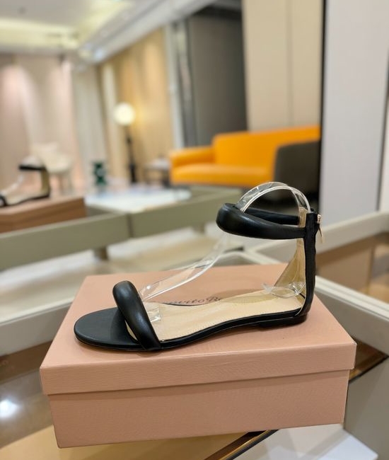 Gianvito Rossi Elegant Low Heel Sandal with Premium Leather Lining