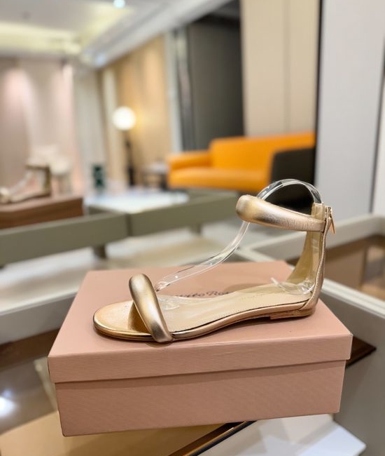 Gianvito Rossi Elegant Low Heel Sandal with Premium Leather Lining