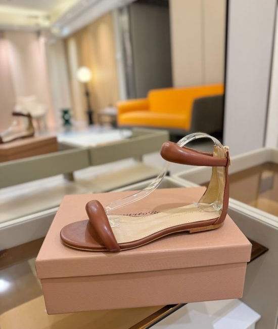 Gianvito Rossi Elegant Low Heel Sandal with Premium Leather Lining