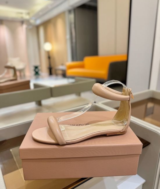 Gianvito Rossi Elegant Low Heel Sandal with Premium Leather Lining
