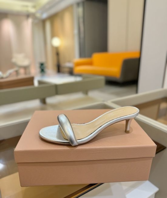 Gianvito Rossi Comfortable Low Heel Leather Sandals With Fine Details