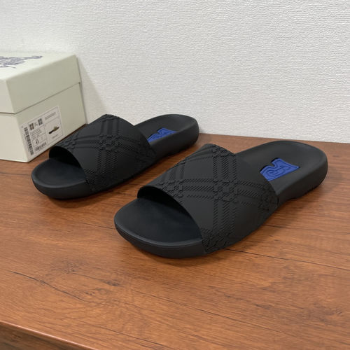 Burberry Check Plaid Lightweight Slippers With Embossed Logo