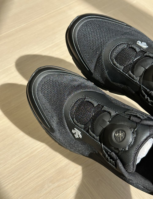 Descente Knob Design Shoes For Daily Use