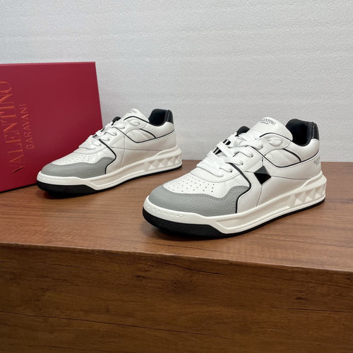 Valentino One Stud Low-top Casual Sneakers