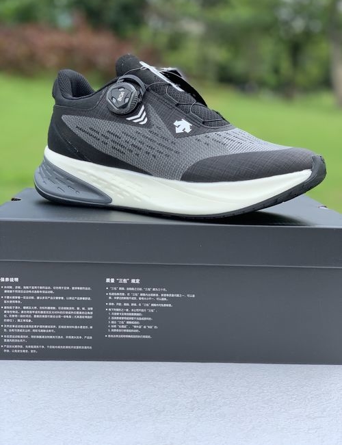 Descente Ergonomic Casual Sneakers With Embroidery