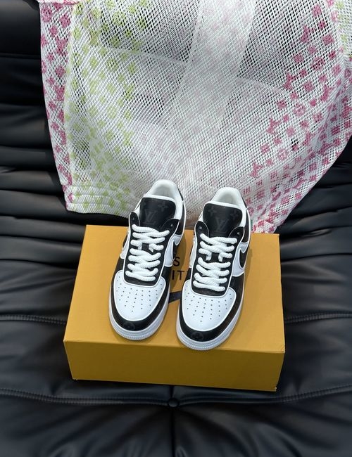 Nike Collaborative Low-Top Sneakers With Logo