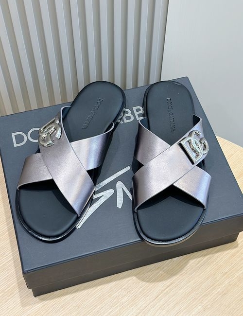 Dolce & Gabbana DG Slippers With Electroplated Emblem Accent