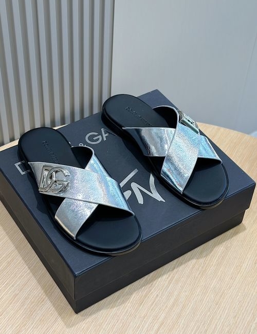 Dolce & Gabbana DG Slippers With Electroplated Emblem Accent