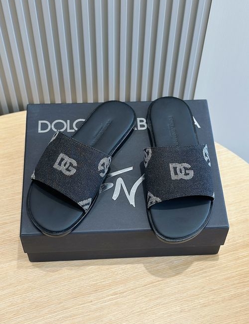 Dolce & Gabbana DG Slippers With Electroplated Emblem Accent