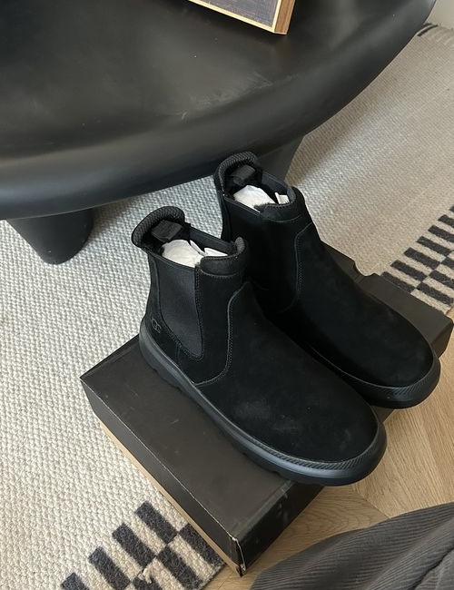 UGG Chelsea Flat Heel Round Toe Ankle Boots