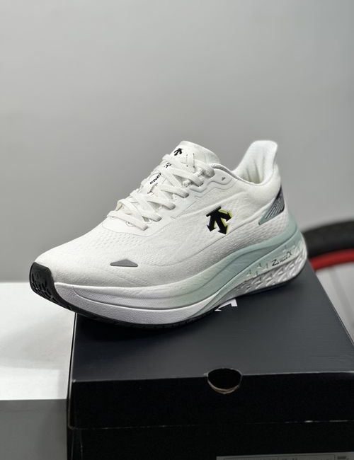 Descente Breathable Cushioned Low-top Running Shoes