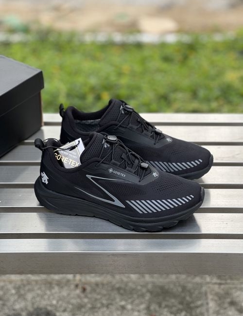 Descente GORE-TEX Cushioning Running Shoes