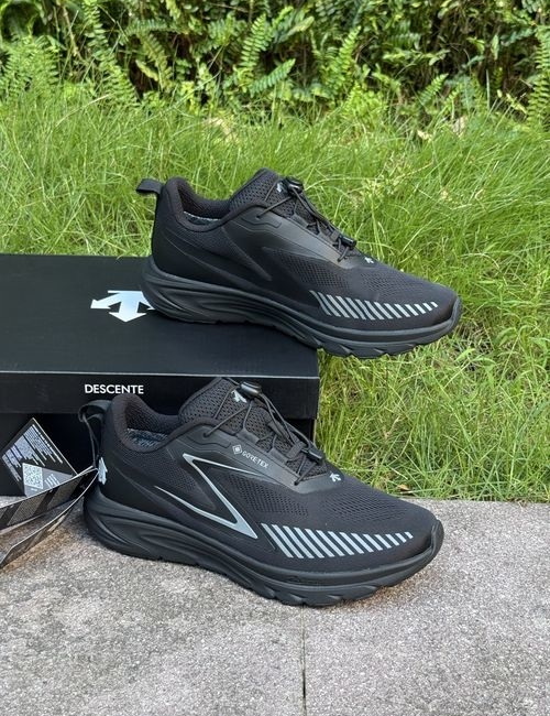 Descente GORE-TEX Cushioning Running Shoes