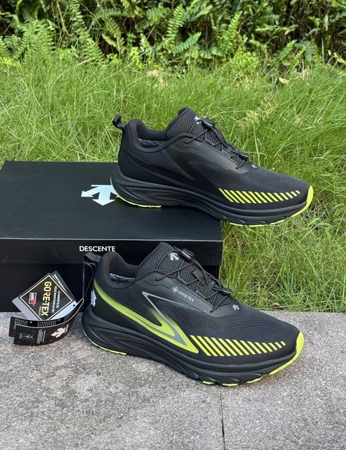 Descente GORE-TEX Cushioning Running Shoes