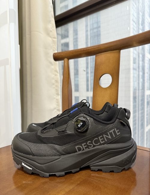 Descente Ski Style Hiking Shoes In Black