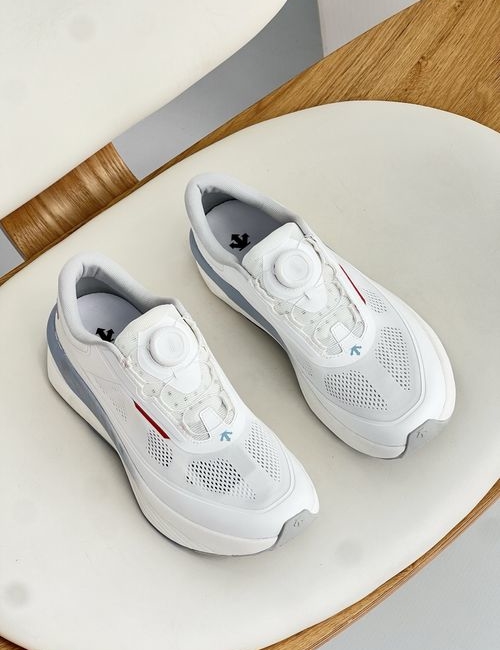 Descente BOA Lacing Breathable Cushioned Running Sneakers