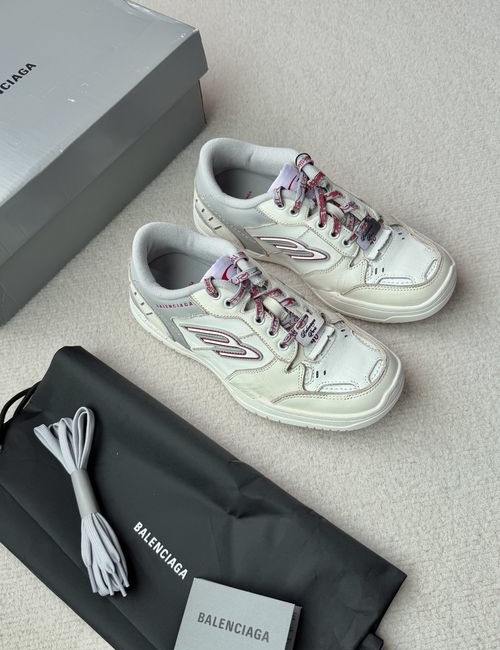 Balenciaga Hamptons Worn-Out Mixed Material Sneakers