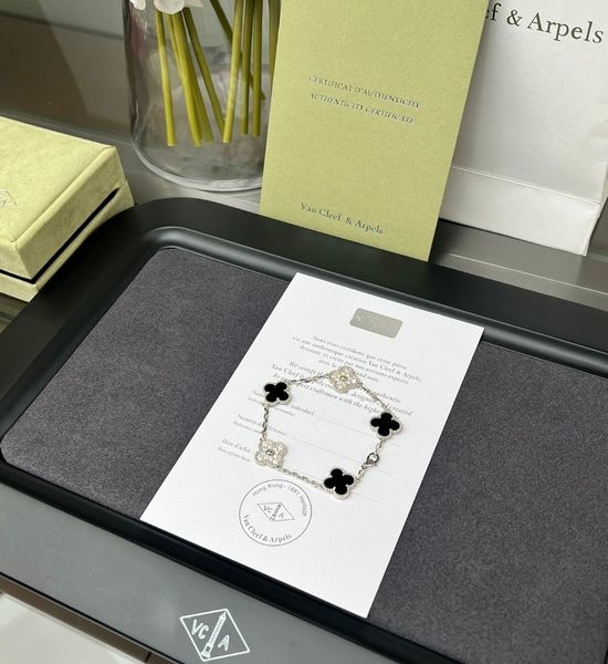 Van Cleef & Arpels VCA Diamond Onyx Clover Charm Bracelet