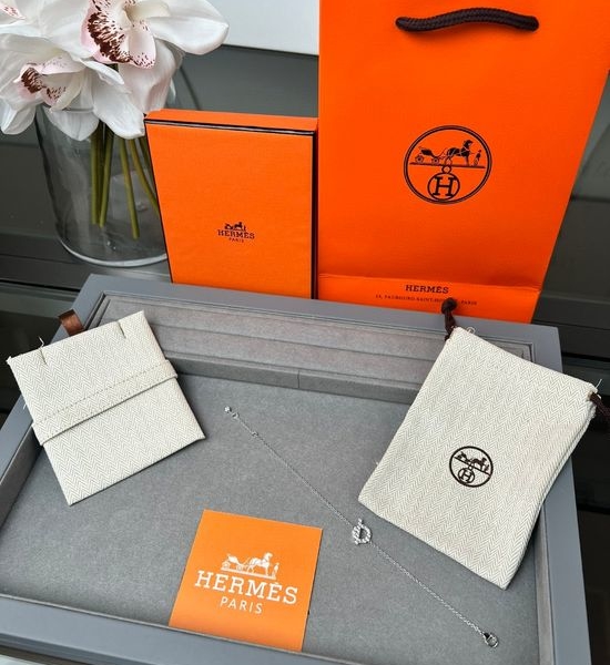 Hermes Shiny Diamond Bracelet With Unique Design
