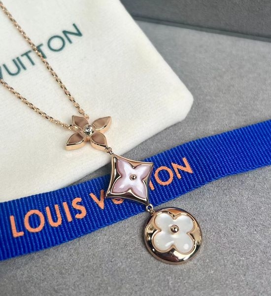 Louis Vuitton LV Flower Shell Diamond Pendant Necklace