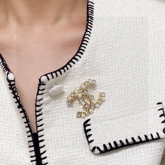 Chanel Elegant Pearl Crystal Brooch Versatile Accessory