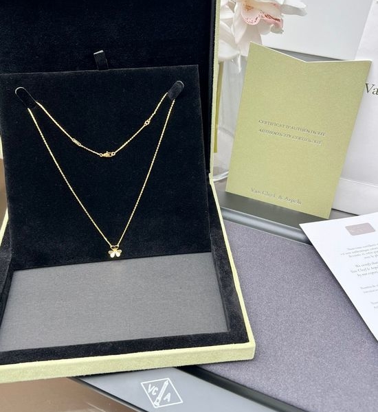 Van Cleef & Arpels VCA Mini Clover Pendant Dainty Necklace