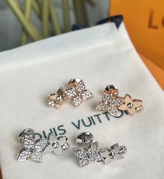 Van Cleef & Arpels VCA Exquisite Diamond Cornus Flower Earrings