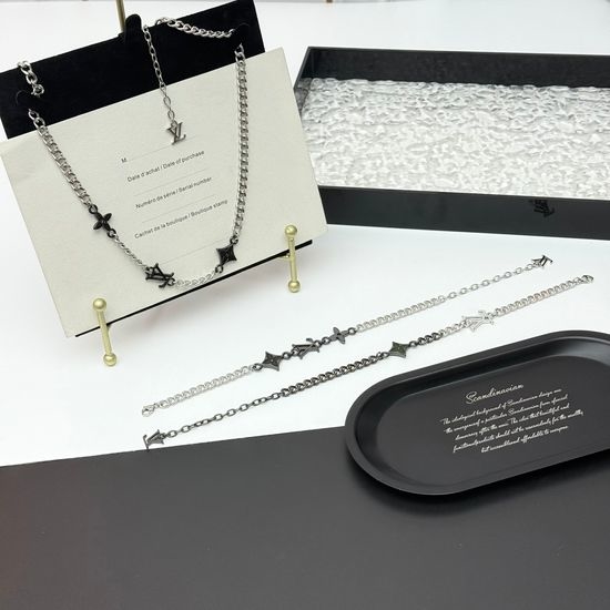 Louis Vuitton LV Adjustable Chain Floral Pendant Necklace