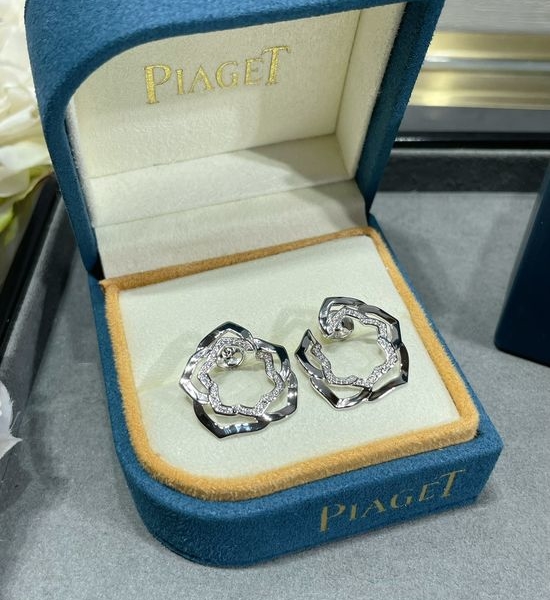Piaget Hollow Out Flower Stud Earrings