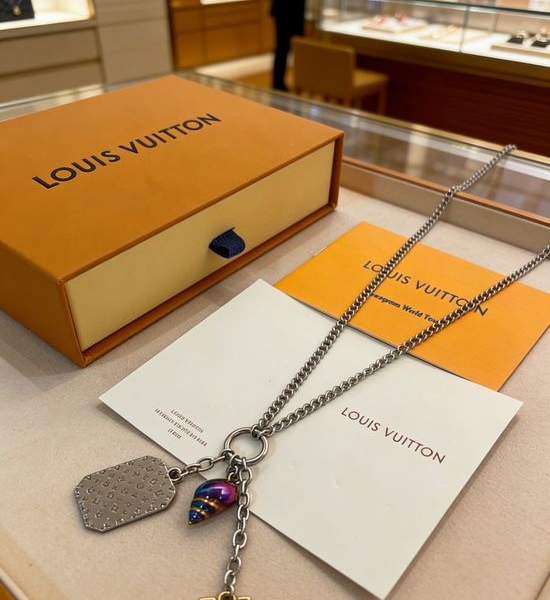 Louis Vuitton LV Seashell Pendant Delicate Chain Necklace