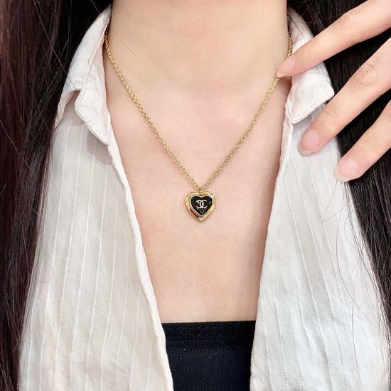 Chanel Vintage Pendant Necklace Elegant Classic Ornament