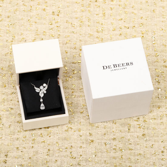 De Beers Rose Shape Diamond Decor Jewelry Set