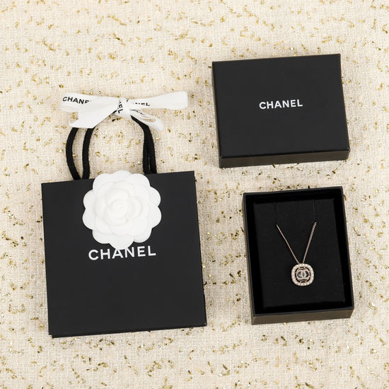 Chanel Pearl Pendant Necklace Elegant Classic Jewelry