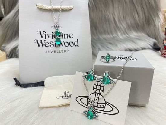 Vivienne Westhood Luxurious Green Diamond Necklace