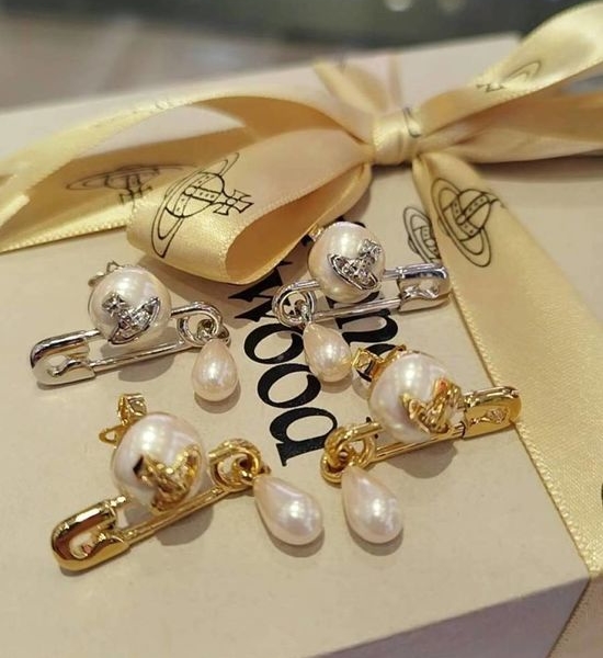 Vivienne Westhood Saturn Pearl Necklace and Bracelet Set