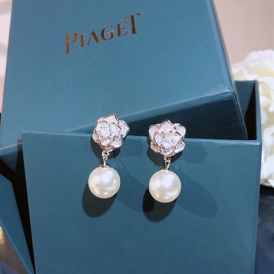Piaget Pearl Rose Stud Earrings Inlaid Shiny Diamonds